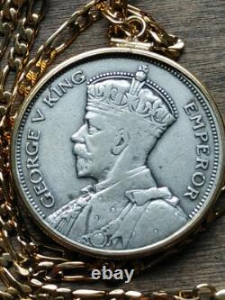 Beau demi-couronne en argent de Nouvelle-Zélande de 1933 sur une chaîne en or rempli de 24 carats