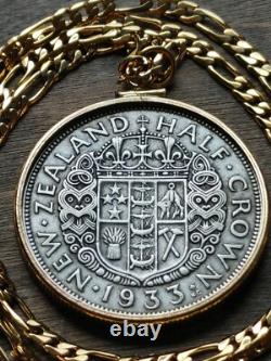 Beau demi-couronne en argent de Nouvelle-Zélande de 1933 sur une chaîne en or rempli de 24 carats