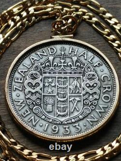 Beau demi-couronne en argent de Nouvelle-Zélande de 1933 sur une chaîne en or rempli de 24 carats