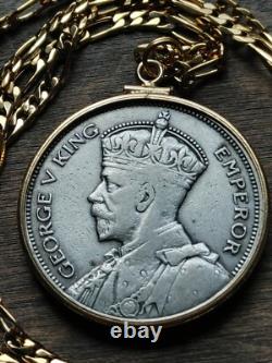 Beau demi-couronne en argent de Nouvelle-Zélande de 1933 sur une chaîne en or rempli de 24 carats