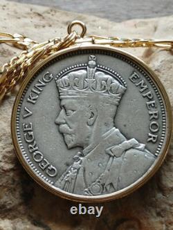 Beau demi-couronne en argent de Nouvelle-Zélande de 1933 sur une chaîne en or rempli de 24 carats