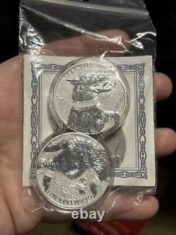 En français, cela se traduirait par : Ensemble de pièces de monnaie Germania Beasts Fenrir 2 x 1 oz. en argent 9999 BU de 2022 avec capsule duo.