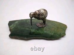 Ornement kiwi néo-zélandais en métal argenté EPNS sur base en pounamu en pierre verte