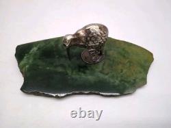 Ornement kiwi néo-zélandais en métal argenté EPNS sur base en pounamu en pierre verte