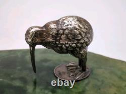 Ornement kiwi néo-zélandais en métal argenté EPNS sur base en pounamu en pierre verte