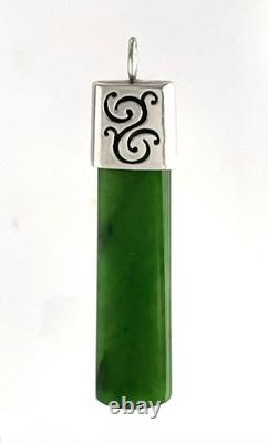 Pendentif en jade vert pounamu maori néo-zélandais avec monture koru en argent sterling
