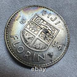 Pièce de 1 florin des Fidji de 1934 en argent, patine irisée arc-en-ciel aux reflets huileux sur le pourtour, non circulée (UNC), rare