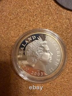 Pièce en argent de 1 $ de Nouvelle-Zélande de 2003 Seigneur des Anneaux dans une vitrine
